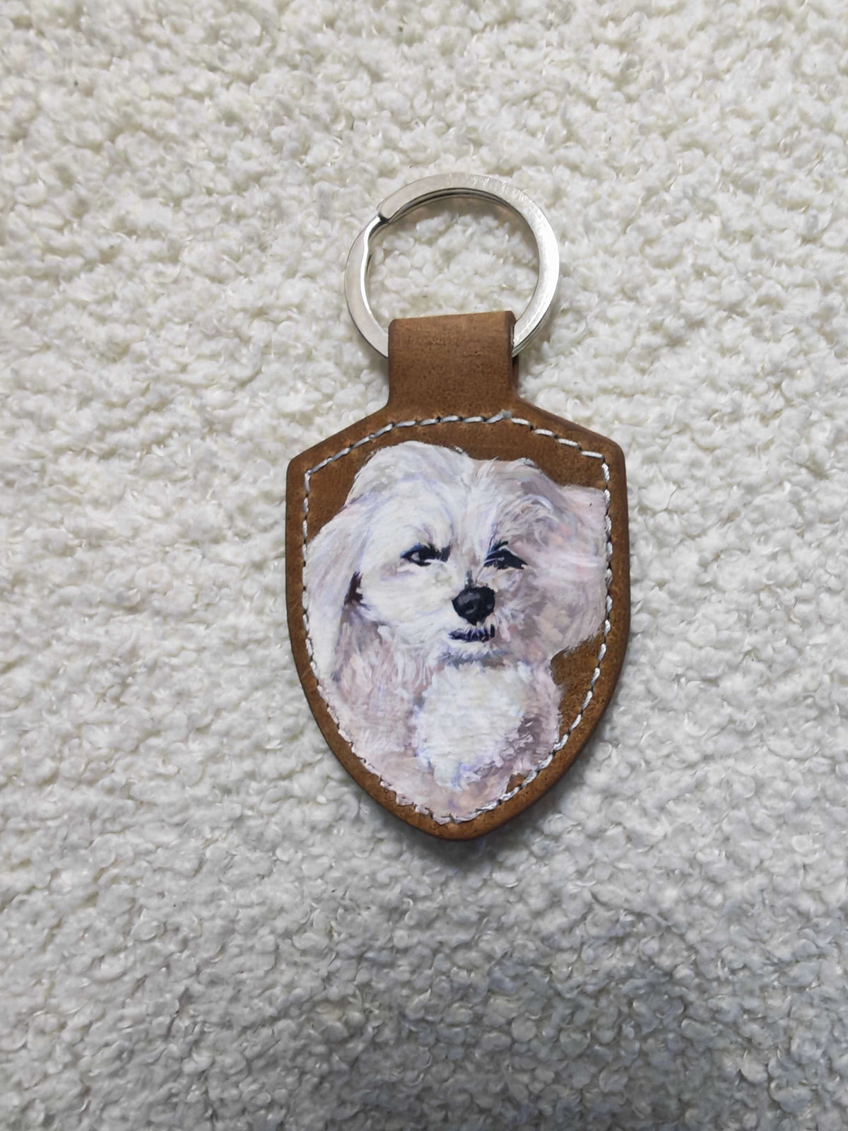 Sample 46 | White dog keyring · close-up