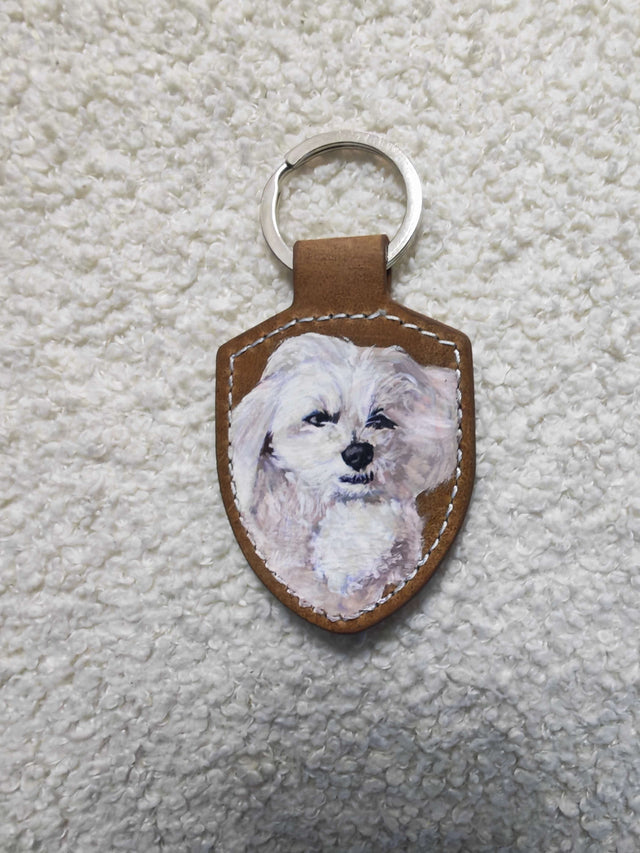 Sample 46 | White dog keyring · close-up