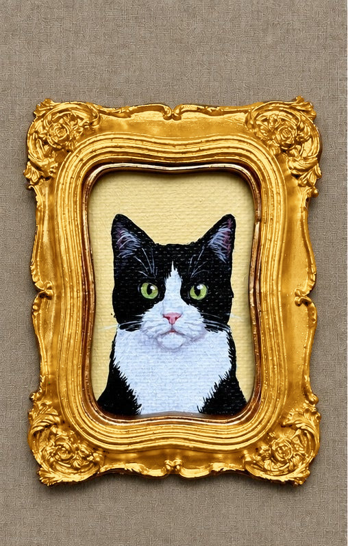 Tuxedo cat example in Style 09, Gold; full frame shown